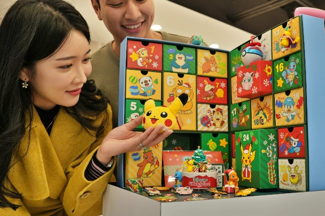 롯데백화점 본점 지하 1층 더웨이브 공간에서 진행 중인 포켓몬 윈터빌리지 팝업을 구경 중인 고객  /사진=롯데백화점
