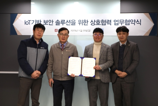 지난 20일 김용철 반도건설 대표(가운데 왼쪽), 이재원 씨큐앤비 대표(가운데 오른쪽) 및 관계자들이 IoT 기반 보안솔루션을 위한 상호협력 업무협약을 체결하고 기념촬영을 하고 있다. 사진=반도건설