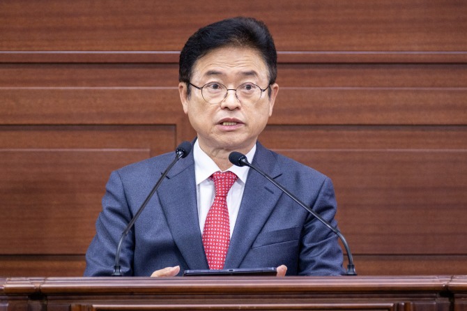 이철우 도지사가 21일 경상북도의회 본회의장에서 행한 내년도 예산안에 대한 시정연설을 하고 있다. 사진=경북도