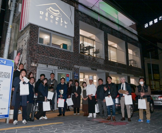 부산의 대표 맛집인 부산 동구 초량이바구길 '명란브랜드연구소'를 찾은 일본 언론사 기자단. 사진=동구청