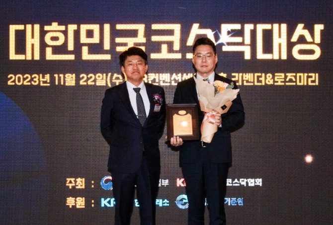 (사진 오른쪽) 아프리카TV 편원진 경영부문장이 수상 후 포즈를 취하고 있다. 사진=아프리카TV