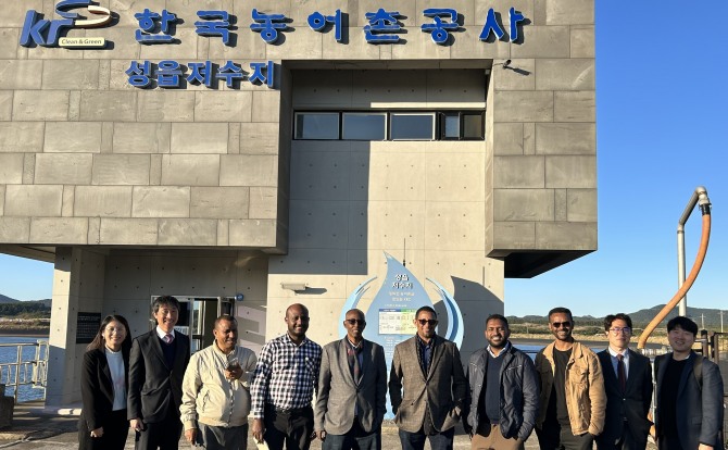 한국농어촌공사의 에티오피아 공무원 초청 연수 참가자들이 제수성읍저수지 현장을 둘러보고 있다. 사진=한국농어촌공사