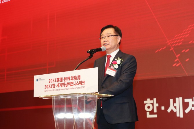 홍남표 창원시장이 지난 22일 창원컨벤션센터에서 열린 세계화상비즈니스위크 개막식에서  “이번 기회를 통해 창원의 기업, 기술, 인재에 화상 자본 투자를 유치하고, 국내 기업 해외시장 진출의 소중한 발판으로 삼을 것”이라고 밝혔다. 사진=창원시