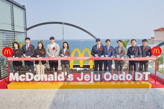 한국맥도날드 임직원들과 관계자들이 ‘제주외도DT점’ 오픈을 기념해 3층 루프탑 공간에서 테이프 커팅식을 진행하고 있다. (왼쪽에서 다섯 번째 김기원 한국맥도날드 대표이사) 사진=한국맥도날드 