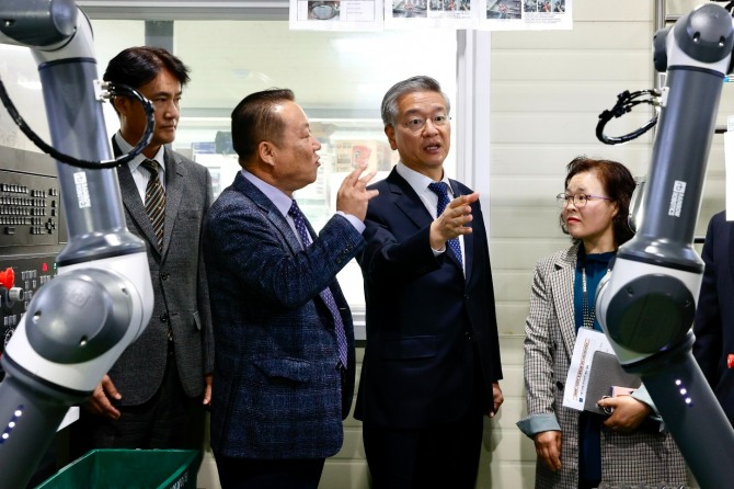 김종호 기술보증기금 이사장(오른쪽 두번째)과 김기환 에스티에스로보테크 대표이사(오른쪽 세번째). 사진=기술보증기금