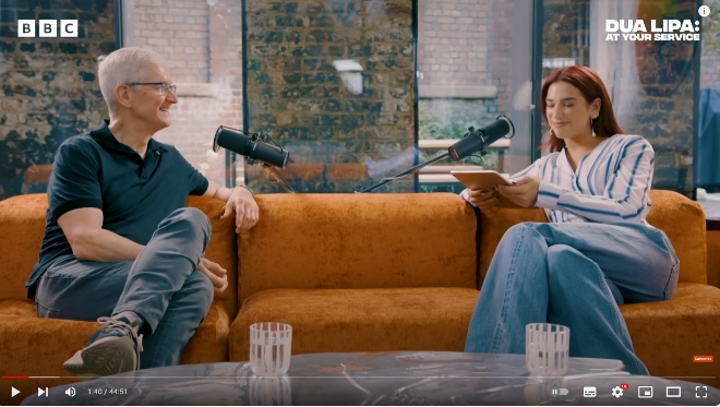 팀 쿡 애플 CEO가 최근 영국의 팟캐스트채널 ‘앳유어서비스’에 출연해 진행자인 가수 루아 리파와 대화를 나누고 있다. 사진=BBC 유튜브 갈무리
