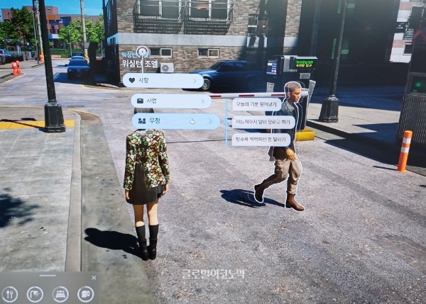 지스타 2023 '인조이' 시연 화면을 촬영한 모습. 플레이어가 게임 속 NPC와 상호작용하고 있다. 사진=이원용 기자