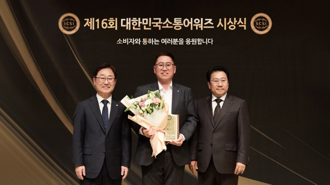 DB손해보험 이준 홍보파트장(가운데)이 박범계 국회의원(왼쪽1번째), 한국인터넷소통협회 박영락 협회장과 함께 기념촬영을 하고 있다. 사진=DB손보 제공.