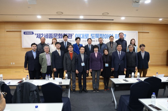 토론회에 참석자들 기념 촬영. 사진=노춘호 기자