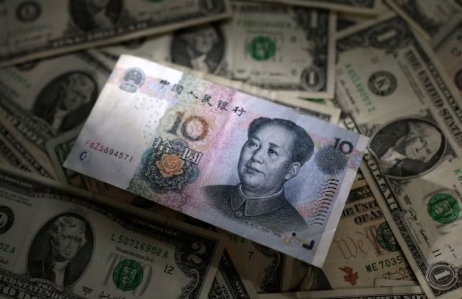 중국 위안화와 미국 달러 지폐. 사진=로이터