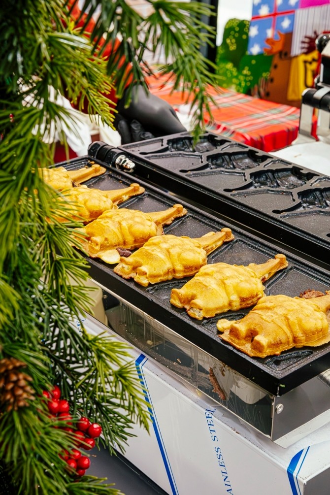 롯데프리미엄아울렛 파주점 그랑마르쉐 산타요정 붕어빵  /사진=롯데백화점