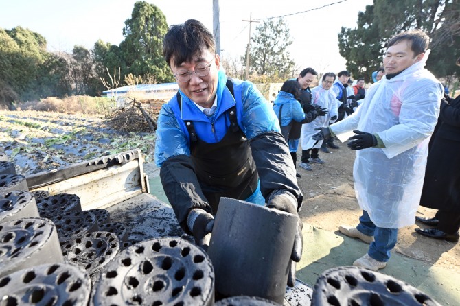 안산시는 지난 24일 안산에너지나눔봉사단과 함께 관내 에너지 취약가정에게 안산시장, 봉사단체 등이 에너지 취약가정 12가구에 연탄 4천800장 사랑의 연탄 나눔 봉사활동을 펼쳤다. 사진=안산시