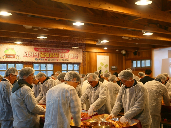 상하농원, 고창군 사랑의 김장김치 나눔 행사 /사진=상하농원