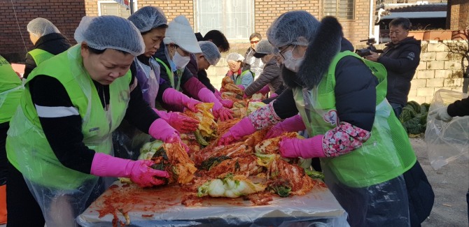 지난 25일 행사에 참석한 봉사자들과 탈북민들이 김장을 담그면서 남과 북의 소담 이야기를 나누며 1500kg김장을 해 이웃들에게 나눔봉사를 했다. 