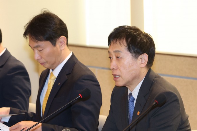 김주현 금융위원장이 27일 오후 서울 중구 은행연합회관에서 열린 은행장 간담회에서 발언하고 있다. 사진=뉴시스