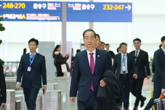 한덕수 국무총리가 26일 2030 세계박람회(엑스포) 개최지를 결정하는 파리 국제박람회기구(BIE) 총회 참석을 위해 인천국제공항에서 출국하고 있다. 사진=국무총리실 제공