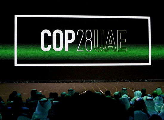 아부다비에서 'COP28을 향한 기후 행동 연합(United on Climate Action Toward COP28)'이라는 주제로 열린 아부다비 지속가능성 주간(ADSW) 개막식에서 'Cop28 UAE' 로고가 화면에 표시되고 있다. 사진=로이터