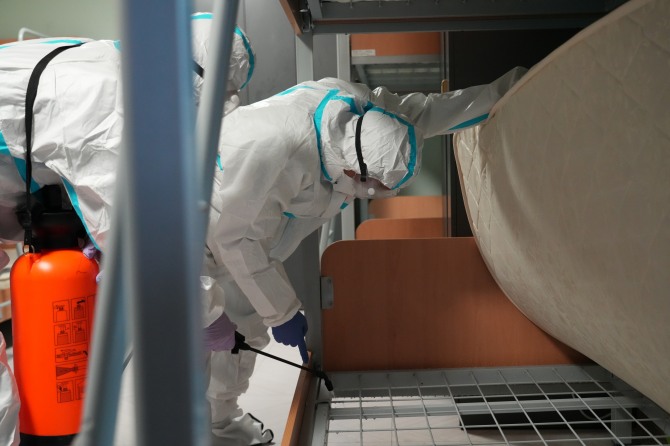 하윤수 부산교육감이 27일 오전 기숙사를 운영하는 동래고등학교를 방문, 빈대 발생 예방을 위한 방역작업을 점검하고 있다. 사진=부산교육청