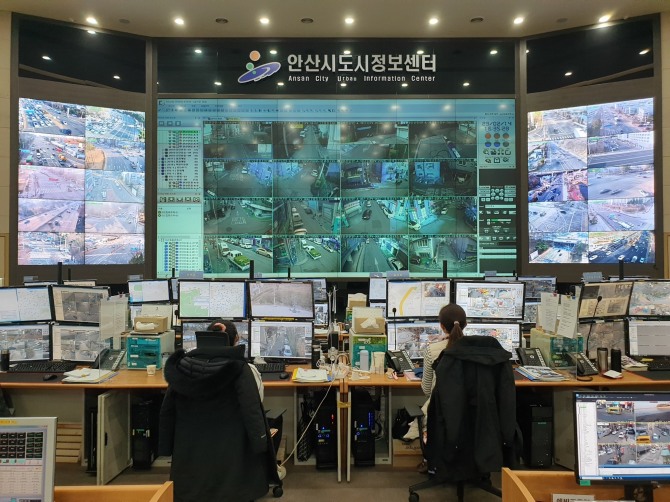 안산시는 법무부의 범죄예방 환경설계 컨설팅 결과를 바탕으로 범죄발생 가능성이 상대적으로 높다고 판단된 공원 및 주택가에 안전 확보를 위한 보안등 설치, 방범시설물 확충을 위한 방범용 CCTV 추가설치, 주거지 안전강화를 위한 정보제공 시트, 로고젝터(알림조명), 바닥표지병 설치, 안심 귀갓길 포장 등의 사업을 지속 추진하고 있다. 사진=안산시