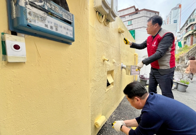 지난 27일 롯데건설 봉사단이 부산 남구에서 러브하우스 활동을 진행하고 있다. 사진=롯데건설