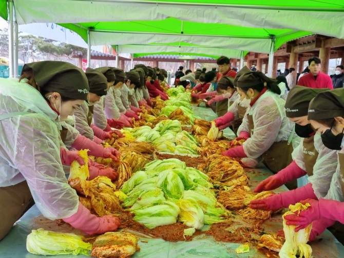 경북농협은 지난 27일 경북도청 앞뜰에서 (사)고향주부모임경북도지회, (사)농가주부모임경북도연합회 등과 '사랑의 김장김치 나눔'행사를 실시했다. 사진=경북농협