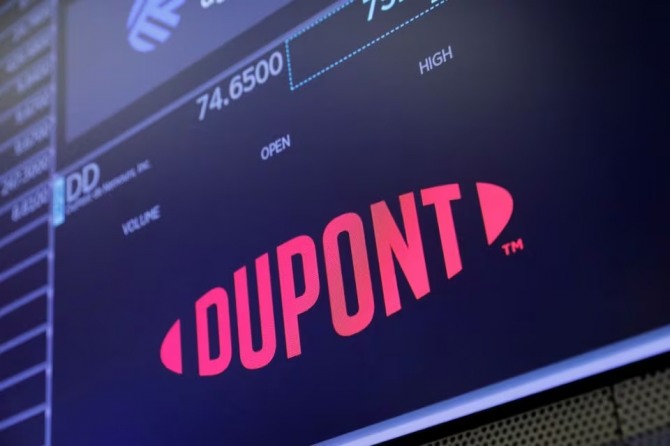 미국 뉴욕 맨해튼의 뉴욕증권거래소(NYSE) 거래소에 나타난 듀폰 드 네무어스(DuPont de Nemours, Inc.)의 로고. 사진=로이터
