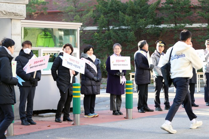 송미희 시흥시의회 의장이 교권 보호 및 학교 폭력 예방 캠페인을 하고 있다. 사진=시흥시의회