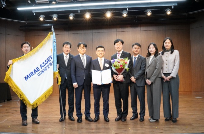 사진설명: 미래에셋증권 김미섭 대표이사(좌측에서 4번째) 및 미래에셋증권 임직원들 수상사진. 출처: 미래에셋증권