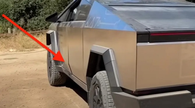 미국의 오프로드 차량 전문 유튜브 채널 머디러츠(MuddyRuttzz)에 지난 9월 올라온 사이버트럭 양산형 시제품의 모습. 스테인리스 강판으로 된 운전석 차체의 아랫부분이 들떠 있는 모습이다. 사진=유튜브