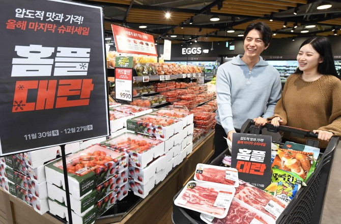 모델들이 29일 서울 등촌동 ‘홈플러스 메가푸드마켓’ 강서점에서 ‘홈플대란’ 행사를 소개하고 있다. 사진=홈플러스 