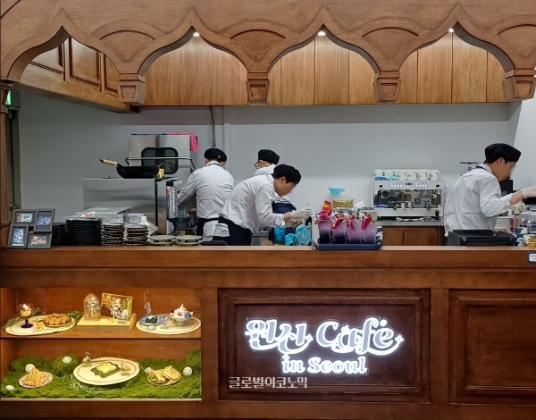 원신 카페 1층에서 음료를 제조하는 직원들의 모습. 사진=이원용 기자
