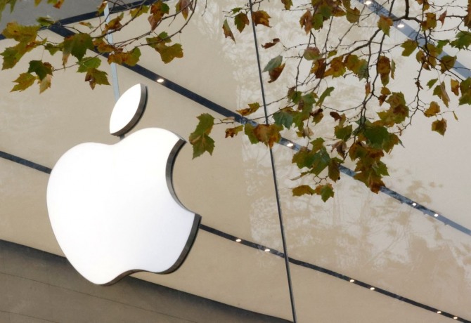 애플 회사 로고가 걸린 유리문(사진=로이터)