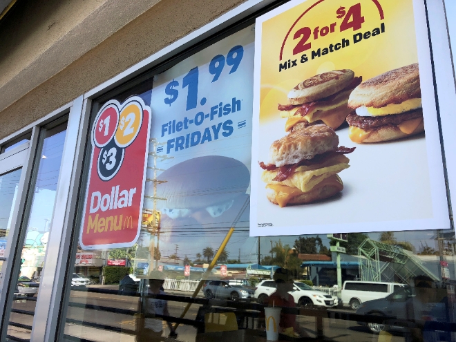 미국 최대 패스트푸드 체인인 맥도날드의 ‘달러 메뉴’ 홍보 포스터. 사진=로이터