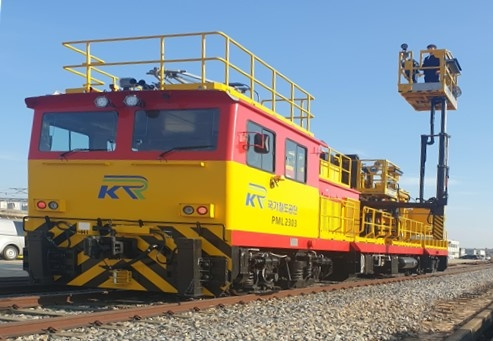 국가철도공단이 최신 전철장비 대형모터카 4대를 도입, 운영에 들어간다. 소형작업대를 이용해 작업하는 모습. 사진=한국철도공단