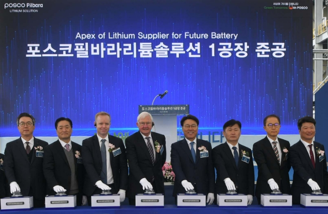 포스코그룹은 29일 전남 율촌산업단지에 포스코필바라리튬솔루션의 수산화리튬 공장 준공식을 개최했다. (왼쪽부터) 김준형 포스코퓨처엠 사장, 김지용 포스코홀딩스 미래기술연구원장, 데일 헨더슨(Dale Henderson) 필바라미네랄(Pilbara Minerals) CEO, 앤서니 키어넌(Anthony Kiernan) 필바라미네랄 이사회 의장, 최정우 포스코그룹 회장, 서동용 국회의원, 이승렬 산업통상자원부 산업정책실장, 박창환 전라남도 정무부지사.가 준공을 알리는 버트는 누르기에 앞서 기념촬영을 하고 있다. 사진=포스코그룹