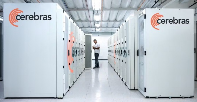 스타트업 세레브라스 시스템의 새로운 AI 슈퍼컴퓨터 안드로메다가 미국 캘리포니아 산타 클라라의 데이터 센터에서 볼 수 있다. 사진=로이터