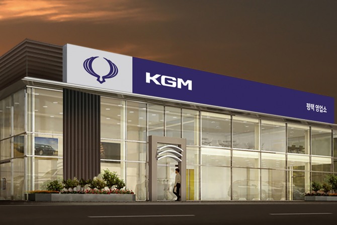 KG모빌리티의 신규 브랜드 'KGM' 로고가 붙은 전시장 조감도 사진=KGM 