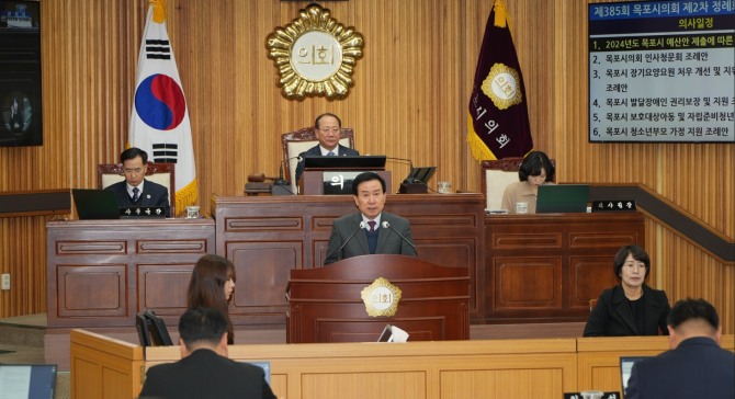 박홍률 목포시장이 제385회 목포시의회 제2차 정례회에서 2024년도 예산안 제출과 올해 주요 성과, 내년도 주요 시정 운영방향을 제시하고 있다. 사진=목포시
