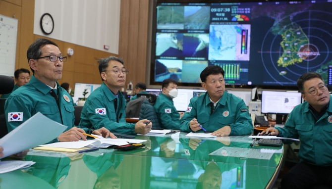 이병호(왼쪽) 한국농어촌공사 사장이 30일 경주에서 발생한 지진에 대응해 시설물에 대한 안전을 점검하고 있다. 사진=한국농어촌농사 