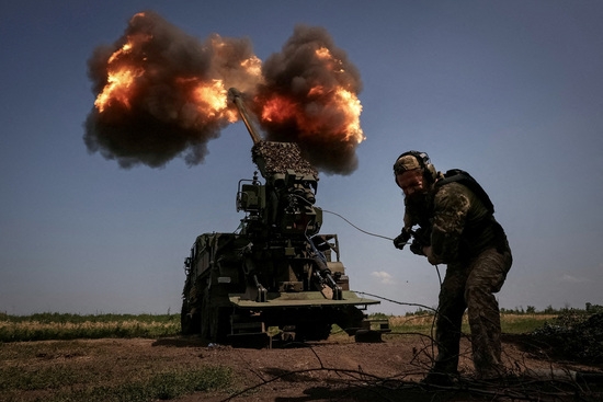 우크라이나 도네츠크 지역 바흐무트 근처에서 러시아의 우크라이나 공격 중에 제57 코스트 호르디엔코 분리 동력 보병 여단 소속 우크라이나 군인이 러시아군을 향해 2S22 보다나 자주포를 발사하고 있다. 사진=로이터
