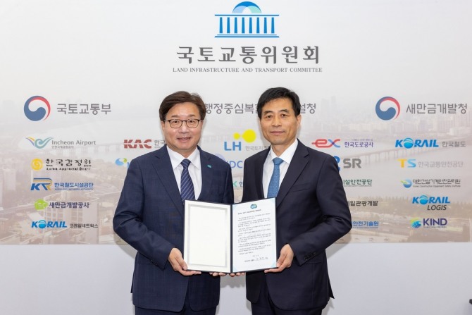 경기도 경제부지사 국회 서한문 제출 모습. 사진=경기도