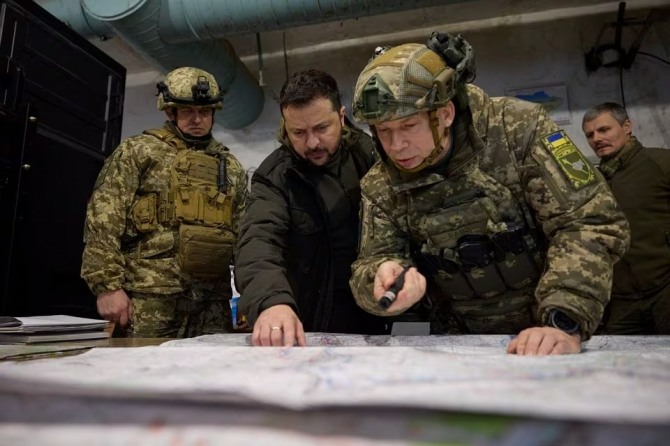 볼로디미르 젤렌스키 우크라이나 대통령이 2023년 11월 30일 우크라이나 하르키우 지역의 쿠피안스크 마을에서 러시아의 우크라이나 공격이 진행 중인 가운데 지상군 사령관 올렉산드르 시르스키 대령의 설명을 듣고 있다. 사진=로이터
