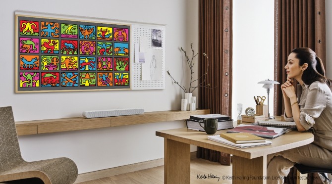 삼성전자 모델이 라이프스타일 TV '더 프레임'을 통해 20세기 아티스트 '키스 해링'의 작품을 감상하고 있다. 사진=삼성전자