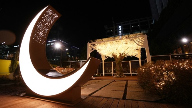 롯데시티호텔 구로 씨카페 테라스존에는 달 포토존을 중심으로 각 우주행성 콘셉트로 투명 이글루 돔 등을 만나볼 수 있다. /사진=풀무원푸드앤컬처 