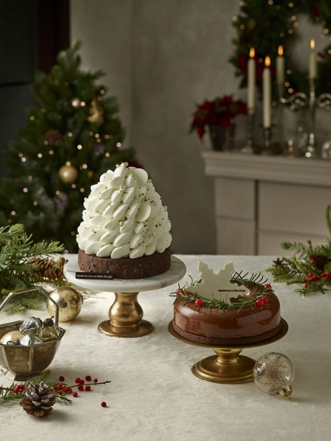 아티제는 크리스마스를 상징하는 트리와 리스 등을 적용한 화려한 케이크로 소비자 공략에 나선다. 사진=아티제 