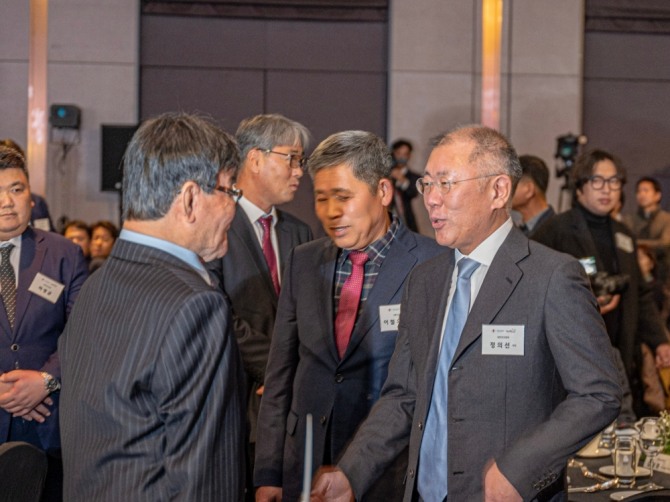양궁협회 관계자들과 인사를 나누고 있는 정의선 현대차그룹 회장(양궁협회장). 사진=글로벌이코노믹
