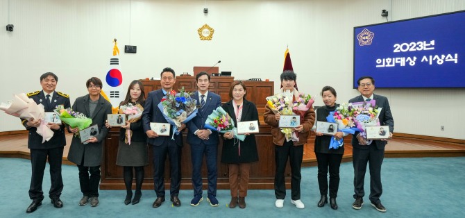 ‘2023년 하남시 의회대상’수상자들이 기념촬영을 하고 있다. 사진=하남시의회