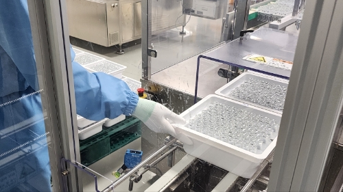 최근 국내 바이오기업들은 자사 공장에 mRNA생산 설비를 확보에 집중하고 있다. 사진은 공장에서 백신을 생산하는 모습. 사진=글로벌이코노믹