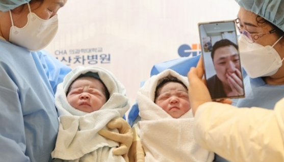 지난 1월 1일 0시 0분 경기도 고양시 일산차병원에서 엄마 김현정씨와 아빠 장동규씨 사이에서 태어난 쌍둥이 남아 짱짱이(태명)·여아 짱순이(태명)와 코로나19로 격리 중인 아빠가 '영상통화'를 하고 있다. 사진=연합뉴스 