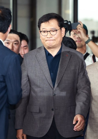 더불어민주당 ‘전당대회 돈봉투 의혹’과 관련해 송영길 전 대표가 지난 6월 서초구 서울중앙지방검찰청에 자진 출석하고 있다.사진=연합뉴스